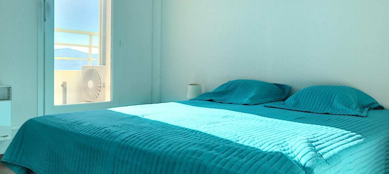 A Ajaccio, au début de la route des Sanguinaires, vente d'un appartement DERNIER ÉTAGE F2 belle vue mer