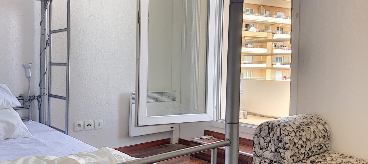 A Ajaccio, au début de la route des Sanguinaires, vente d'un appartement DERNIER ÉTAGE F2 belle vue mer