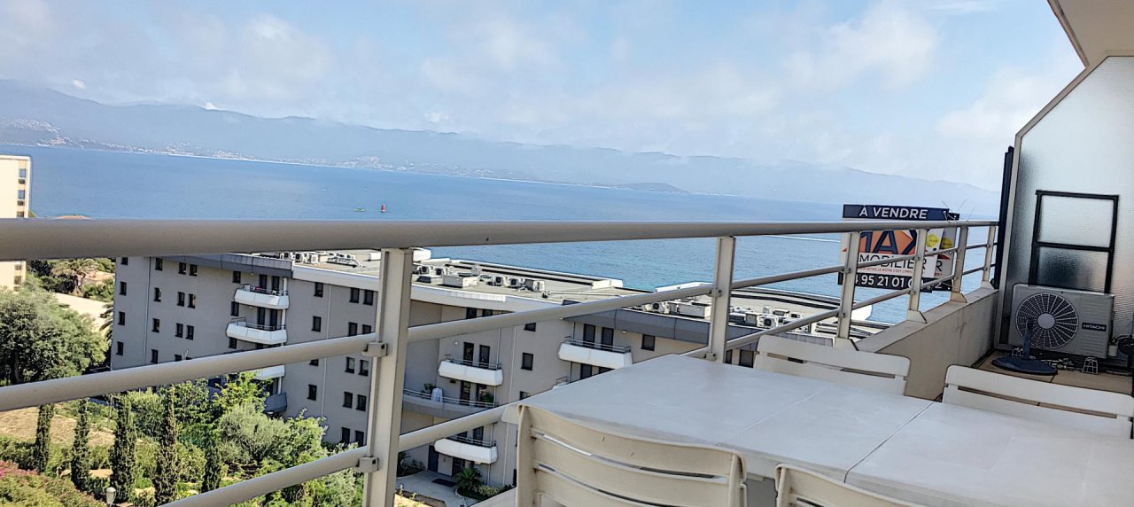 A Ajaccio, au début de la route des Sanguinaires, vente d'un appartement DERNIER ÉTAGE F2 belle vue mer