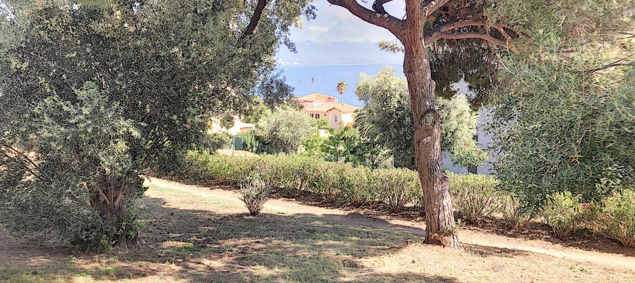 A Ajaccio, au début de la route des Sanguinaires, vente d'un appartement DERNIER ÉTAGE F2 belle vue mer