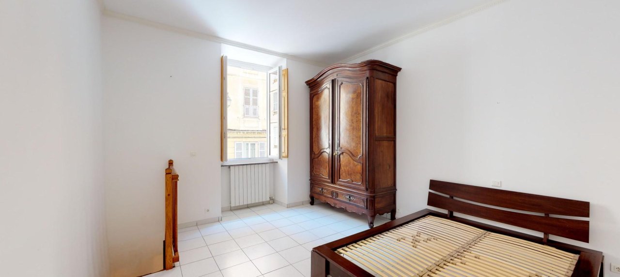 A Ajaccio, hyper centre, Vente d'un appartement F3-4 d'une superficie de 100 m² - Belle hauteur sous plafond