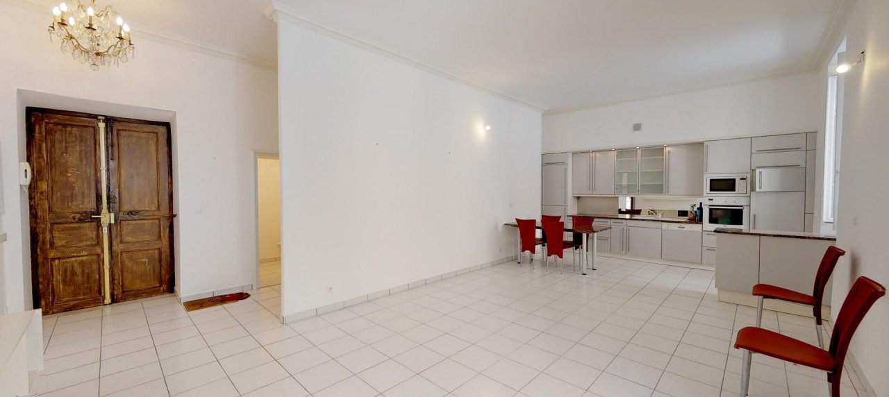 A Ajaccio, hyper centre, Vente d'un appartement F3-4 d'une superficie de 100 m² - Belle hauteur sous plafond