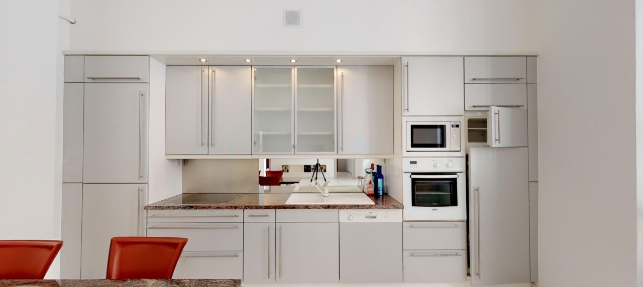 A Ajaccio, hyper centre, Vente d'un appartement F3-4 d'une superficie de 100 m² - Belle hauteur sous plafond