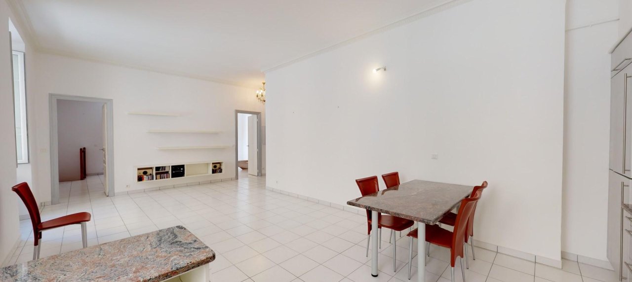 A Ajaccio, hyper centre, Vente d'un appartement F3-4 d'une superficie de 100 m² - Belle hauteur sous plafond