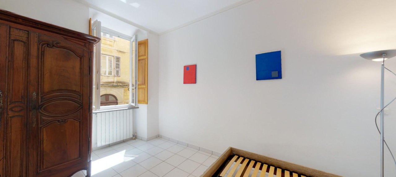 A Ajaccio, hyper centre, Vente d'un appartement F3-4 d'une superficie de 100 m² - Belle hauteur sous plafond