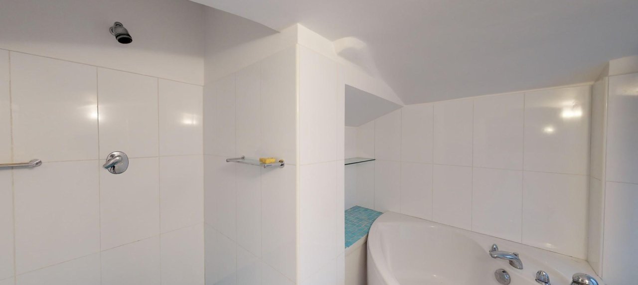 A Ajaccio, hyper centre, Vente d'un appartement F3-4 d'une superficie de 100 m² - Belle hauteur sous plafond