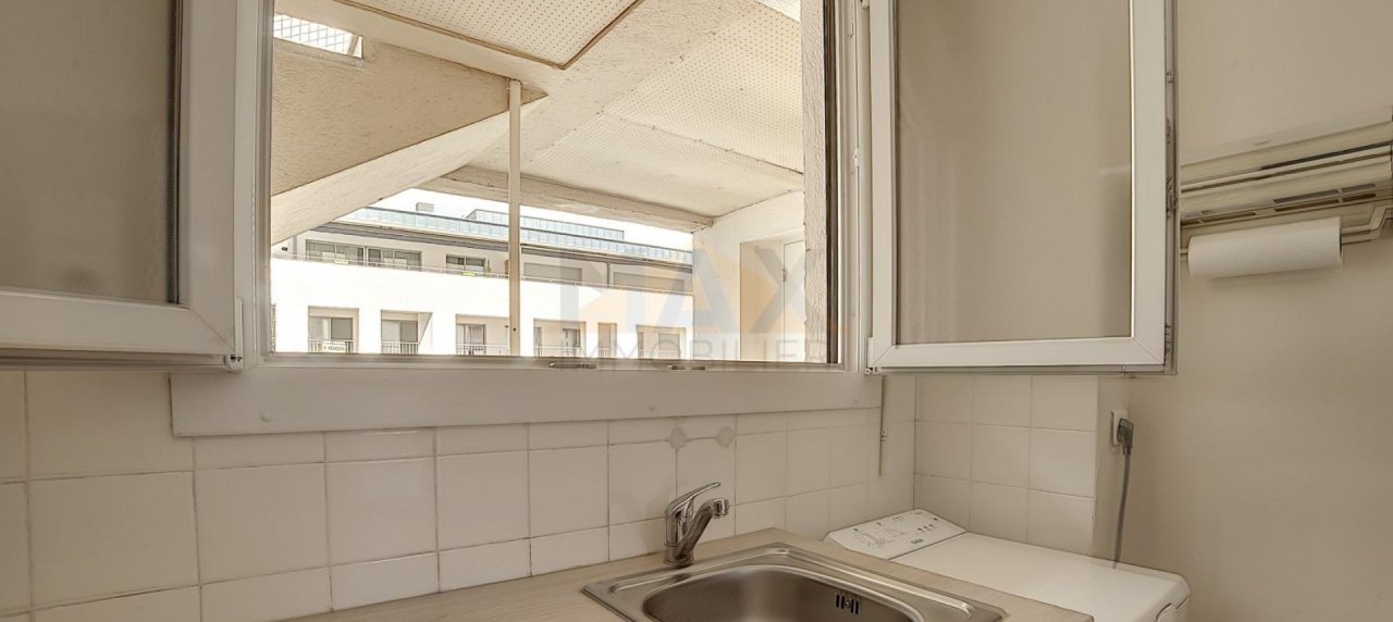 En Corse à Ajaccio, dans le quartier de l'Albert 1er, nous vous proposons un appartement de type un F1 avec vue mer et ascenseur