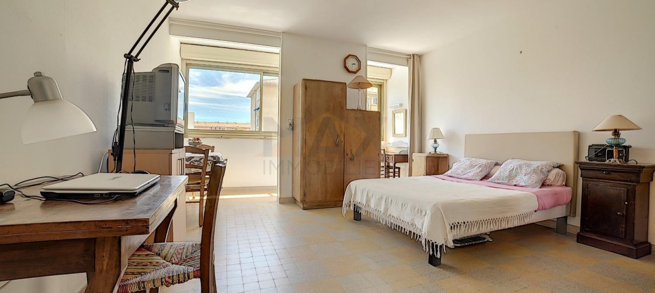 En Corse à Ajaccio, dans le quartier de l'Albert 1er, nous vous proposons un appartement de type un F1 avec vue mer et ascenseur