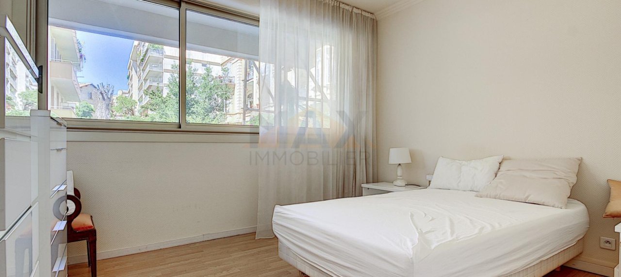 En Corse, à Ajaccio, Dans le triangle d'Or, à vendre un appartement de type F3 au 1er étage.