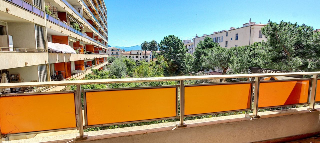 En Corse, à Ajaccio, Dans le triangle d'Or, à vendre un appartement de type F3 au 1er étage.