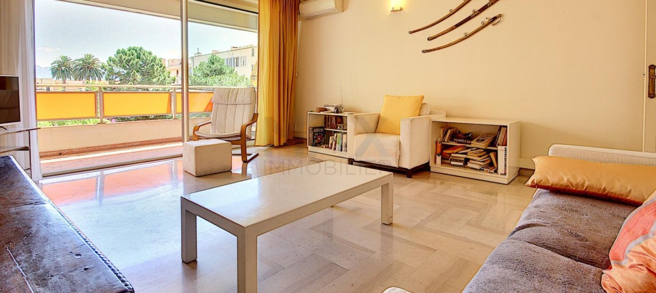En Corse, à Ajaccio, Dans le triangle d'Or, à vendre un appartement de type F3 au 1er étage.