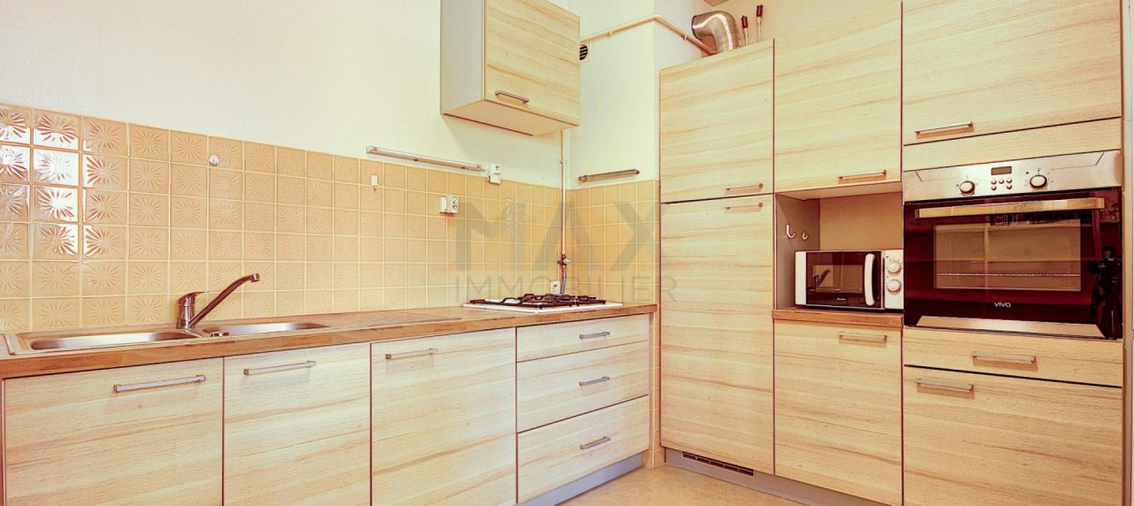 En Corse, à Ajaccio, Dans le triangle d'Or, à vendre un appartement de type F3 au 1er étage.