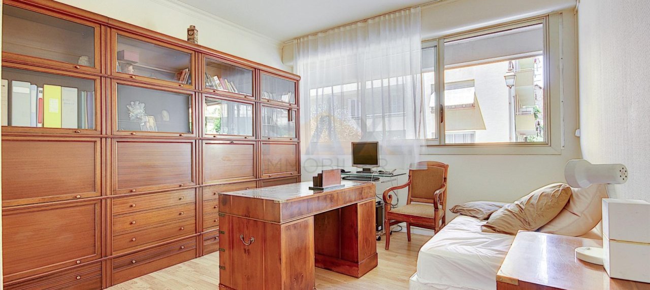 En Corse, à Ajaccio, Dans le triangle d'Or, à vendre un appartement de type F3 au 1er étage.