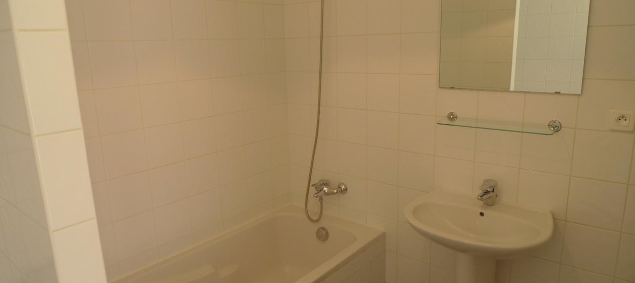 A louer F2 PLAINE DE PERI -  salle de bain