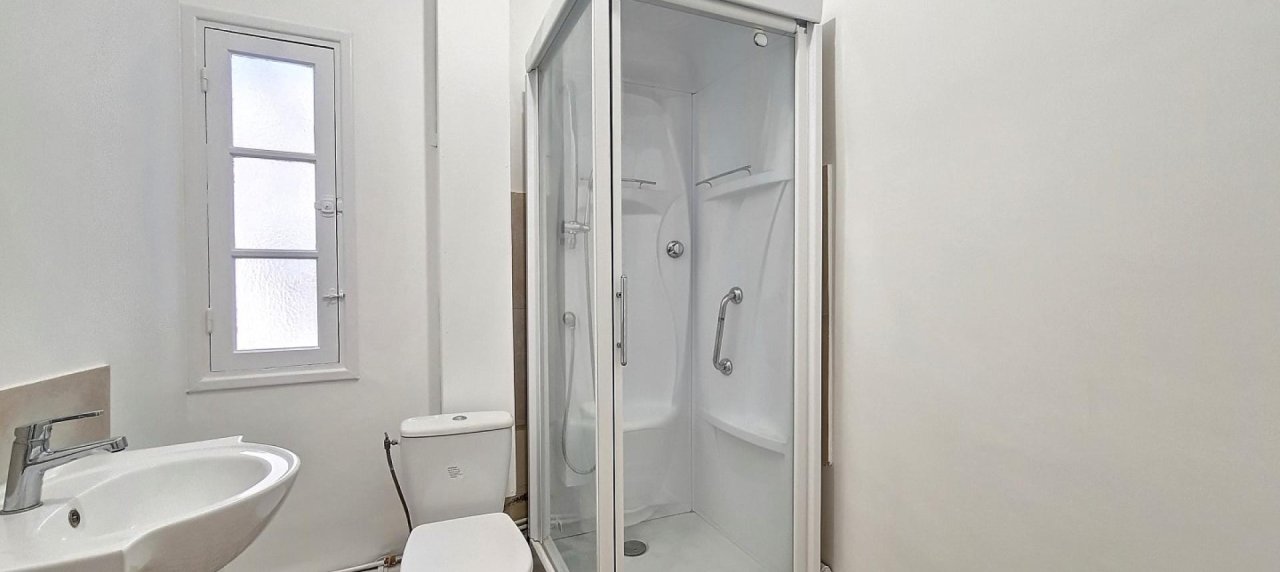 F2 à louer Rue Michel Bozzi salle d 'eau 