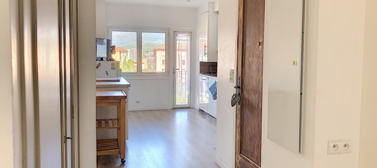 Appartement traversant de type F2 à vendre refait à neuf - Ajaccio