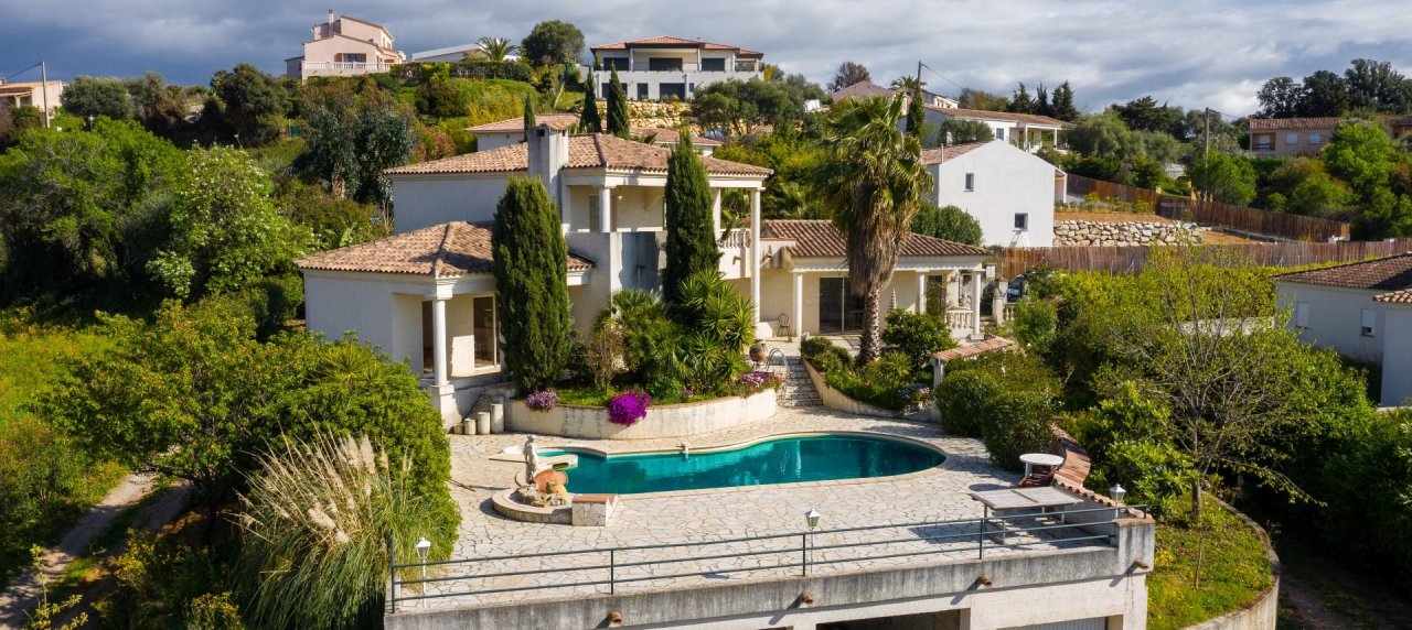 Une Villa avec piscine et dépendance à vendre-Bastelicaccia