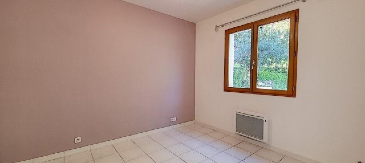 Villa F4 à louer avec jardin et terrasse à Bastelicaccia  chambre