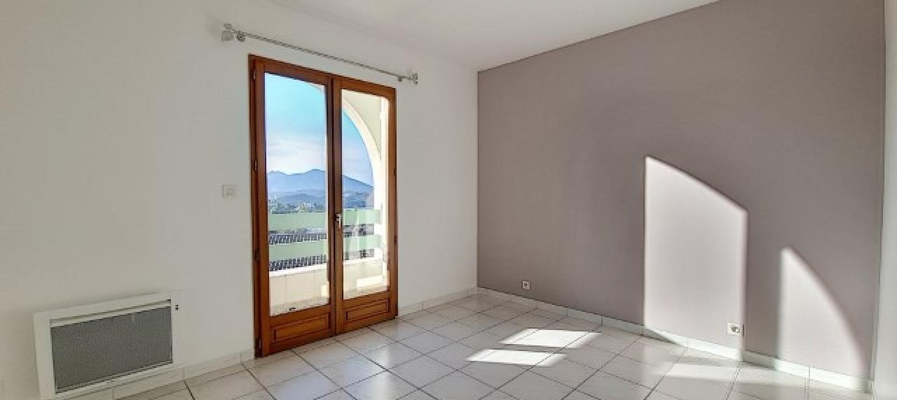 Villa F4 à louer avec jardin et terrasse à Bastelicaccia chambre