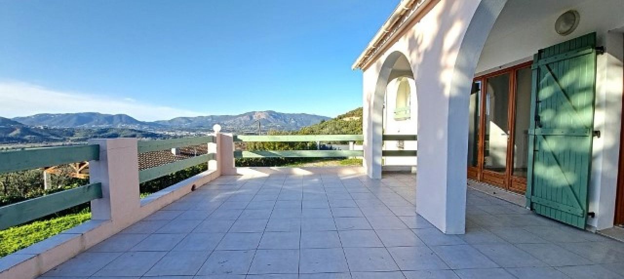 Villa F4 à louer avec jardin et terrasse à Bastelicaccia  terrasse avec vue 