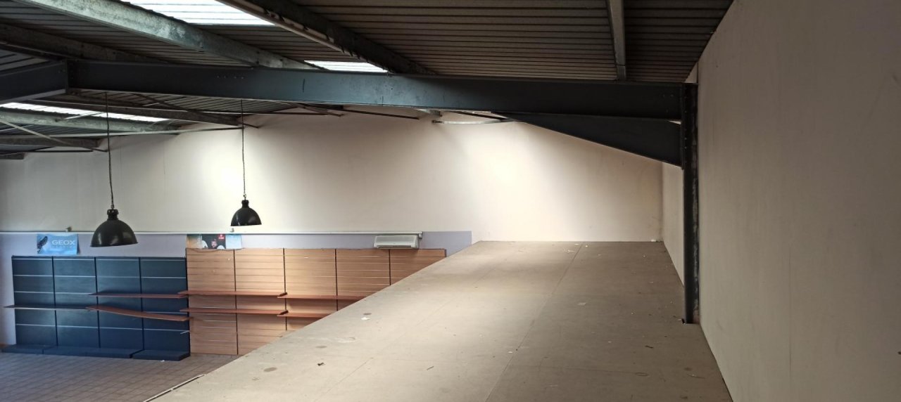 Local montée Stiletto mezzanine