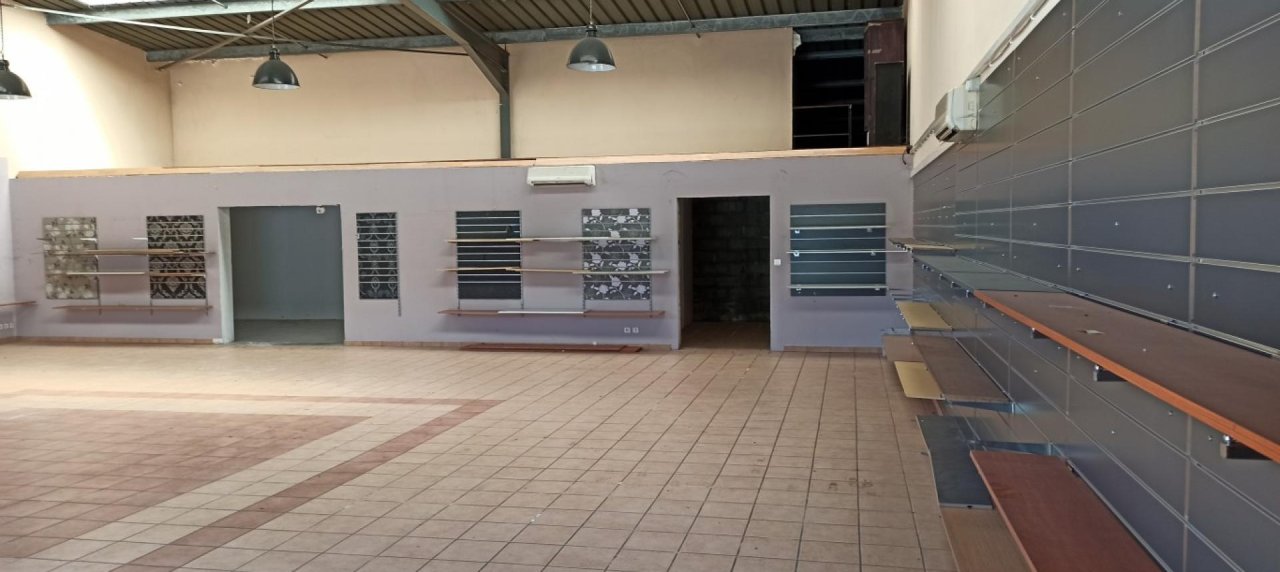 Local montée Stiletto salle vente
